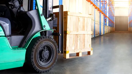 Un român a MURIT în Olanda, în urma unui accident de muncă, în timp ce transporta cu un motostivuitor o cutie de 800 de kilograme