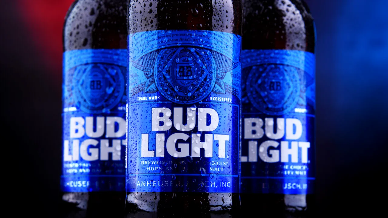 BUD LIGHT a pierdut miliarde de dolari după ce a semnat un contract de publicitate cu o persoană transgender