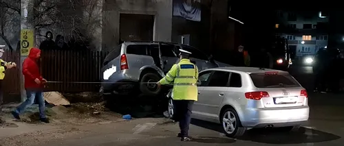 VIDEO | Accident grav în Argeș. Trei oameni au ajuns la spital, după ce un șofer a virat fără să se asigure. Mașinile s-au făcut praf