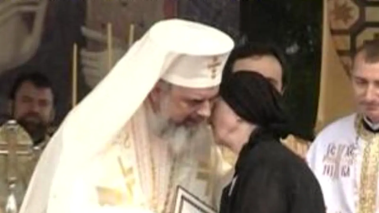 Mama lui Gigi Becali, decorată de Patriarhul Daniel