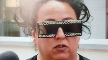 Ochelarii avocatei lui Radu Mazăre, ironizați de Muzeul Kitsch-ului: Vino arătând așa și ai 50% reducere 