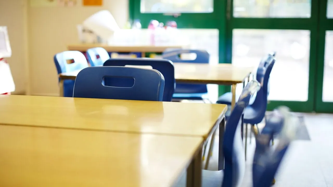 Din cauza vremii extreme, mai multe școli se vor ÎNCHIDE. În ce județe s-a luat această decizie