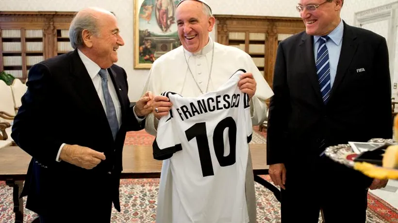 Blatter i-a dăruit Papei Francisc revista oficială a FIFA în limba latină