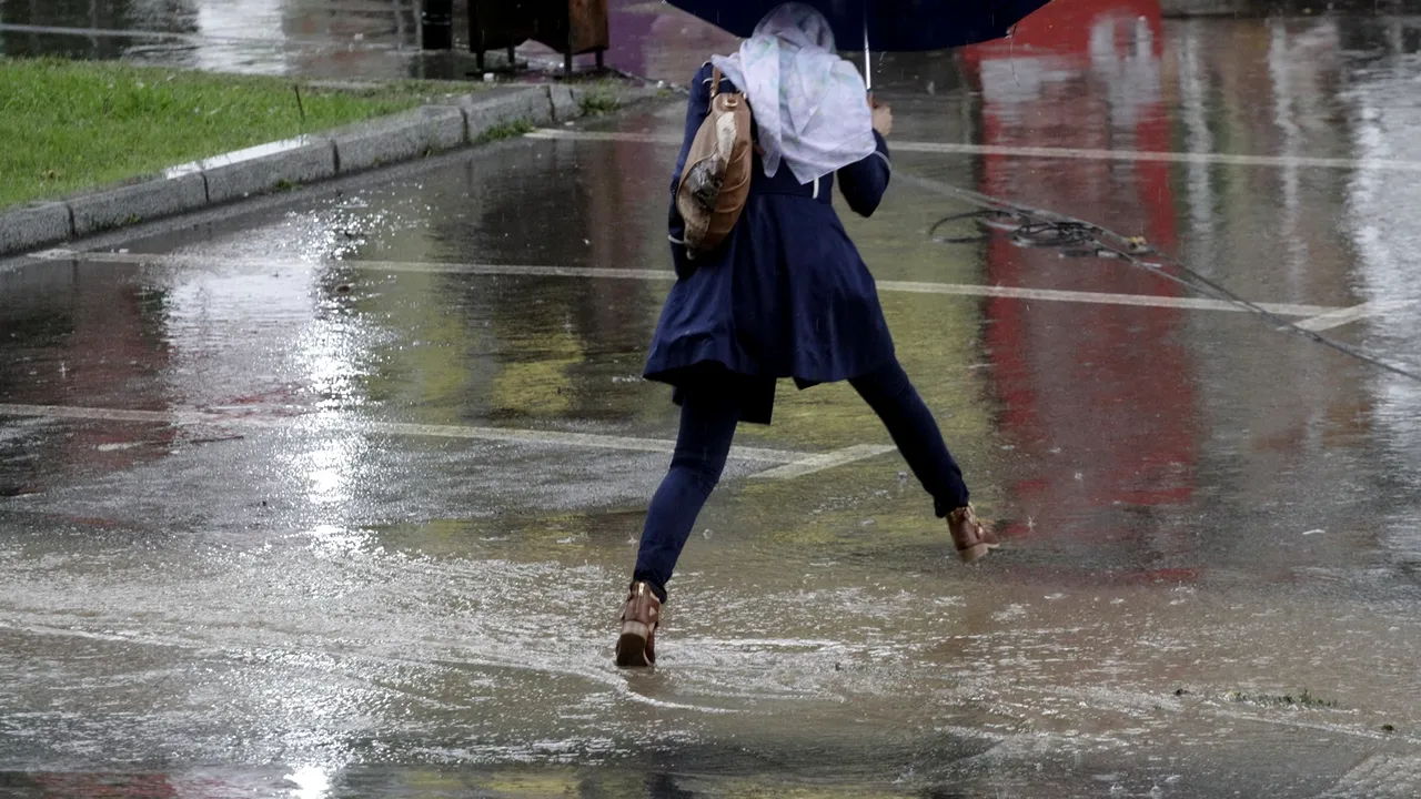 Cod galben de vânt și grindină pentru București și cinci județe, sâmbătă după-amiază