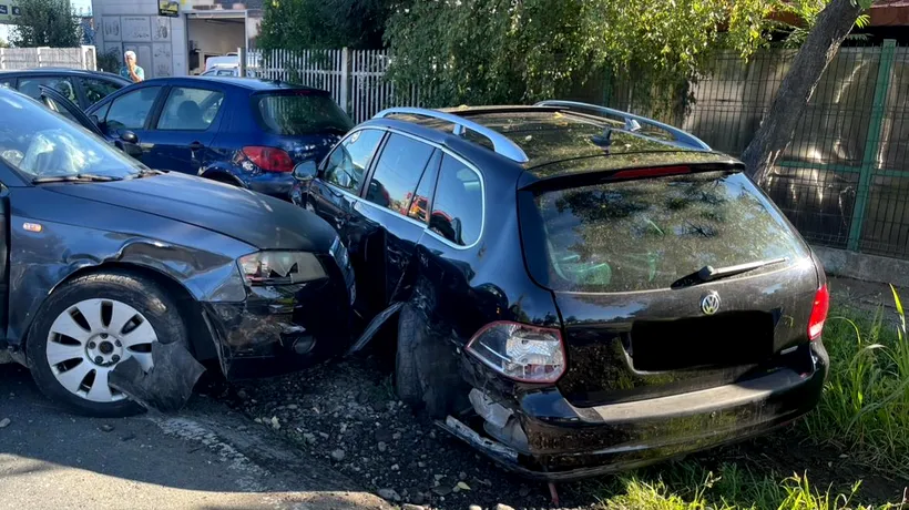 CARAMBOL produs în Dâmbovița, după ce o elevă a unei școli de șoferi ar fi făcut o manevră greșită. Două persoane au fost rănite