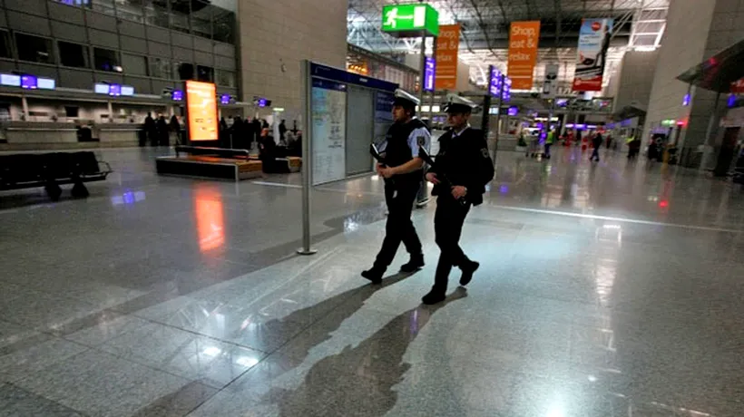 Adolescent american suspectat de legături cu medii islamiste, arestat pe aeroportul din Chicago
