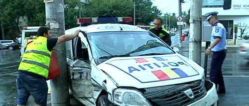 Mașină de poliție din Galați, lovită în plin de un șofer care a ignorat sirena. VIDEO cu momentul impactului. Un polițist a fost rănit
