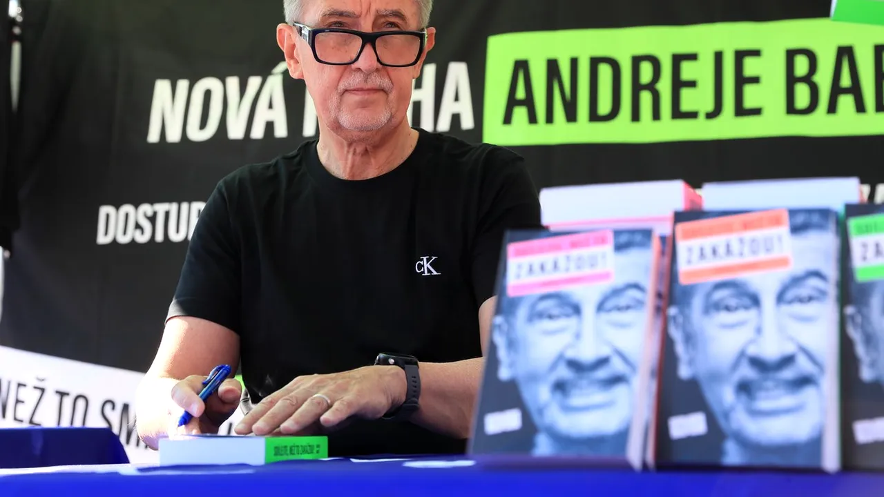 Premierul Cehiei, Andrej Babis, atacat cu ouă în timpul unui eveniment electoral | VIDEO