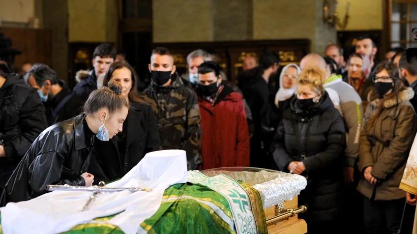 Mii de credincioşi sârbi au uitat de pandemie și au venit să sărute sicriul patriarhului Irineu, decedat de COVID-19: „Un mare risc” (VIDEO)
