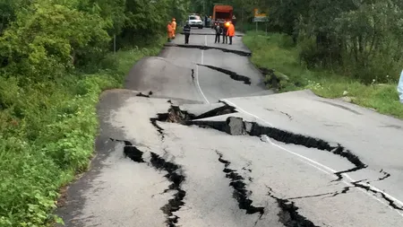 Trafic închis pe un drum național din Argeș, din cauza unei alunecări de teren