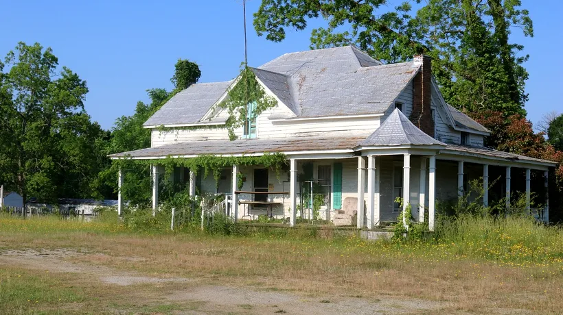 E tulburător ce a găsit un fotograf la această casă abandonată: „Fugi dacă dorești să trăiești”