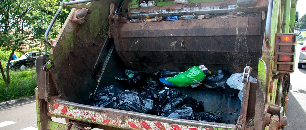 RISC MAXIM. Angajații de la salubritate strâng gunoiul de pe străzi și se expun 12 ore pe zi la coronavirus