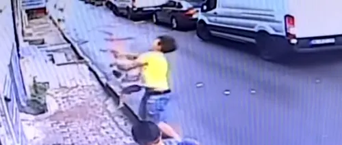 Momentul în care un adolescent salvează viața unui copil care a căzut de la etaj - VIDEO