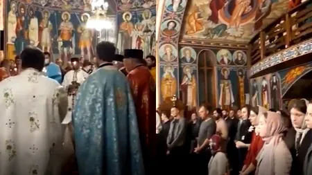 Imagini de necrezut de la o biserică din Câmpulung: Aglomerație, preoți și enoriași fără măști, deși localitatea e în scenariul roșu! - VIDEO