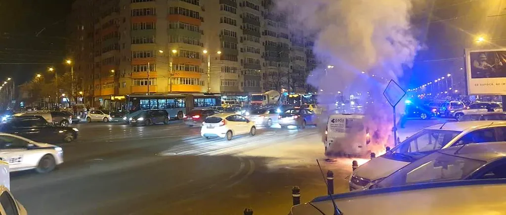 VIDEO | O mașină a ars în totalitate pe unul dintre cele mai aglomerate bulevarde din București. Flăcări de trei metri au cuprins autoturismul