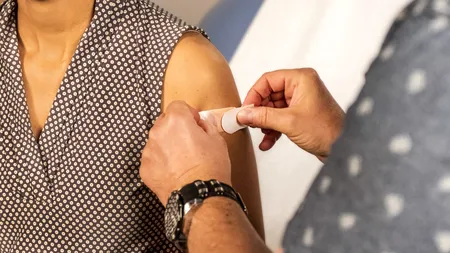 Care sunt simptomele care trebuie luate în considerare după administrarea vaccinului și vor necesita „sfaturi medicale rapide”