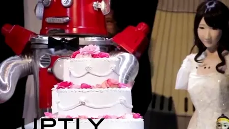 Doi roboți s-au căsătorit în Japonia. Cum arată sărutul mirilor