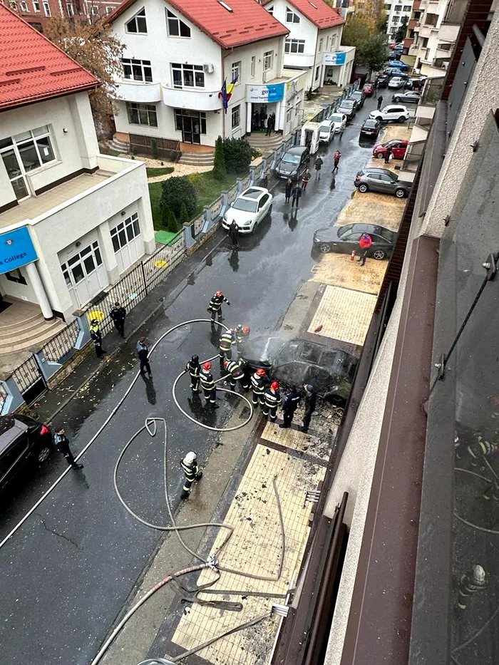 VIDEO - Incendiu puternic într-un cartier exclusivist al Capitalei. O mașină a luat foc, iar flăcările s-au extins și la blocul lângă care era parcată / Șapte persoane au fost evacuate