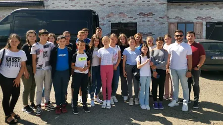 Gestul EMOȚIONANT al unui primar de comună pentru elevii premianți din localitate. Ce cadou le-a făcut pe banii lui