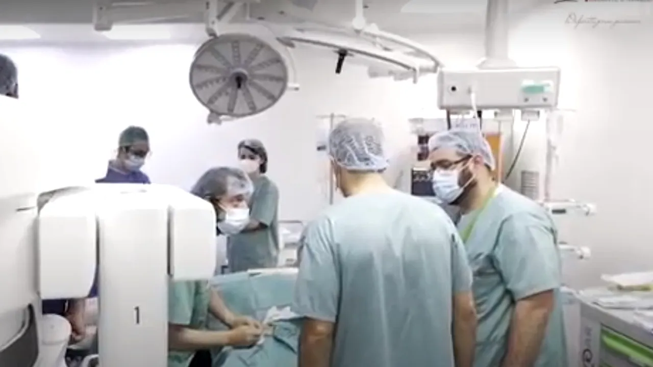 Chirurgia robotică, mai accesibilă în România decât peste hotare. Peste 1,2 milioane de intervenții chirurgicale au fost asistate de roboți în 2020