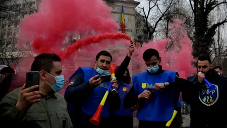 Val de proteste în țară. Polițiștii care manifestă la Cotroceni au folosit fumigene și s-au îmbrâncit cu jandarmii: „Ați primit ordin să ne bruscați, să ne gazați!” - FOTO/VIDEO