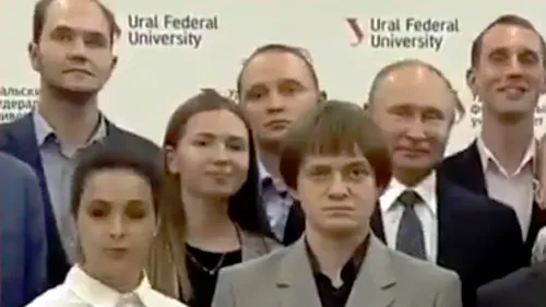 Unde-i Putin, nu e Putin! Cum a reacționat liderul de la Kremlin după ce un student înalt s-a așezat în fața lui la o poză de grup - VIDEO