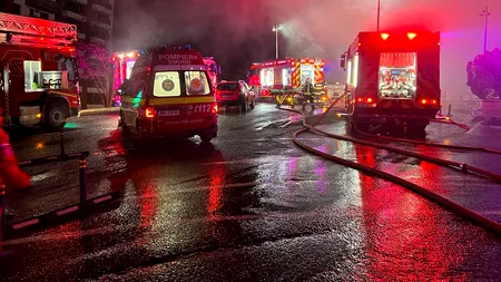 VIDEO | Incendiu puternic în curtea unui centru comercial din Cluj-Napoca. Clienţii au fost evacuaţi