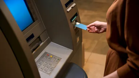 Cum poți folosi cardul de credit fără să plătești DOBÂNDĂ. Sfaturile a doi experți bancari