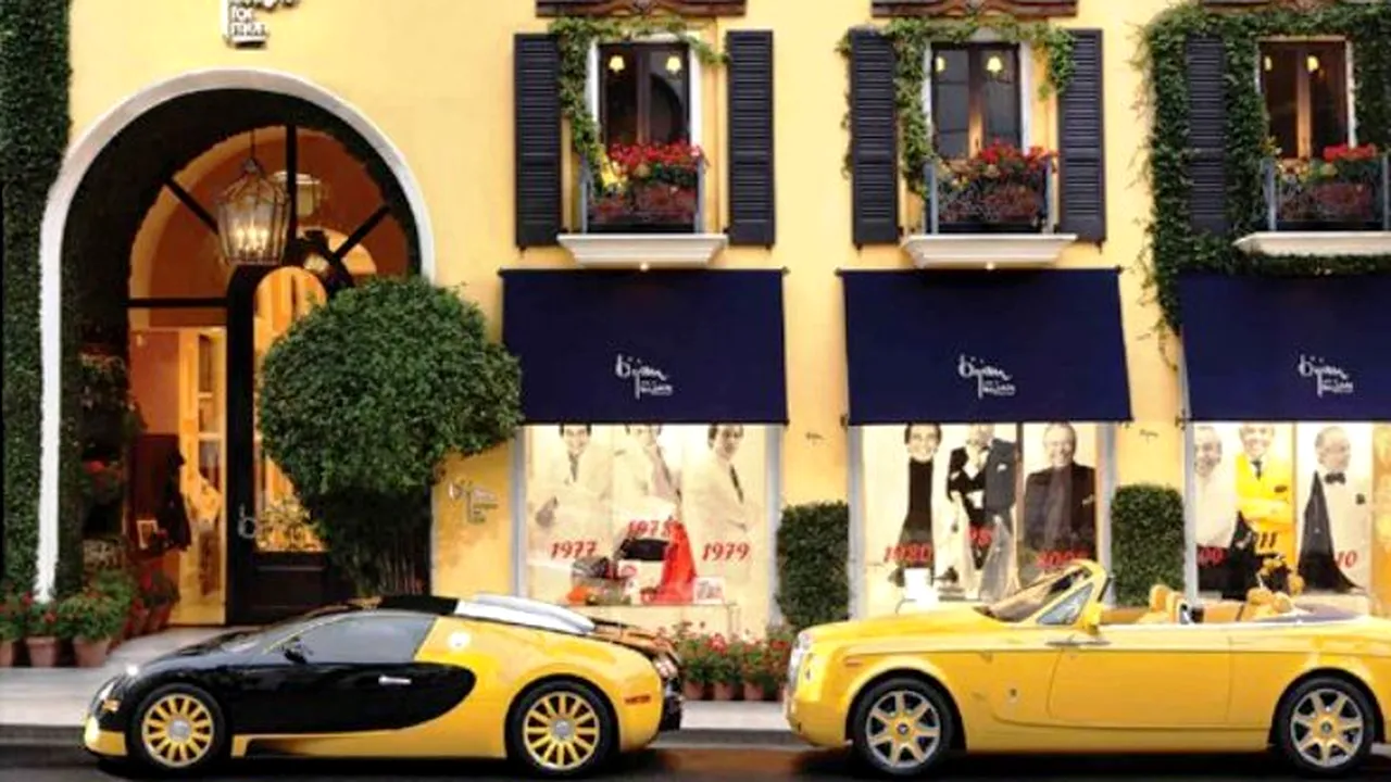 Numele unui fost ministru și al unui milionar din România, inscripționate pe vitrina CELUI MAI SCUMP MAGAZIN din lume