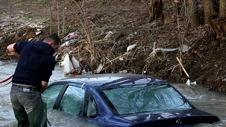 Un bărbat băut și fără carnet s-a răsturnat cu mașina în albia unui râu 