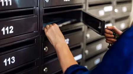 Ai deschis din greșeală un plic sosit pe numele vecinului tău? Ce riști conform Codului Penal