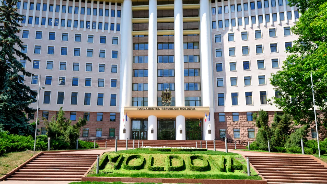 Ziarul britanic The Guardian analizează alegerile parlamentare din Republica MOLDOVA. O miză majoră pentru viitorul țării