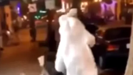 Iepurașul de Paște salvator. Ce a făcut un bărbat  după ce a văzut o femeie care era agresată - VIDEO 