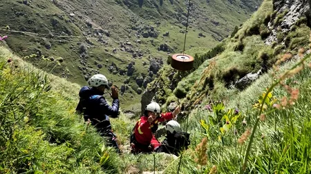 Intervenție contracronometru pe munte, pentru recuperarea unui turist de 73 de ani, diabetic. Salvamontiștii au solicitat aeronava SMURD