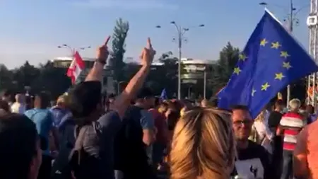 Protest 10 august | Organizatorii, huiduiți de protestatarii din Piața Victoriei pentru că au pus muzică pe scenă - VIDEO
