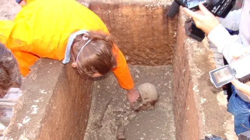 Arheologii au descoperit un alt sarcofag intact la șantierul arheologic din Alba Iulia