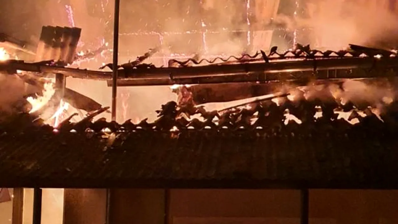 O femeie dintr-o comună ieșeană a fost găsită carbonizată, după ce casa i-a fost cuprinsă de un incendiu