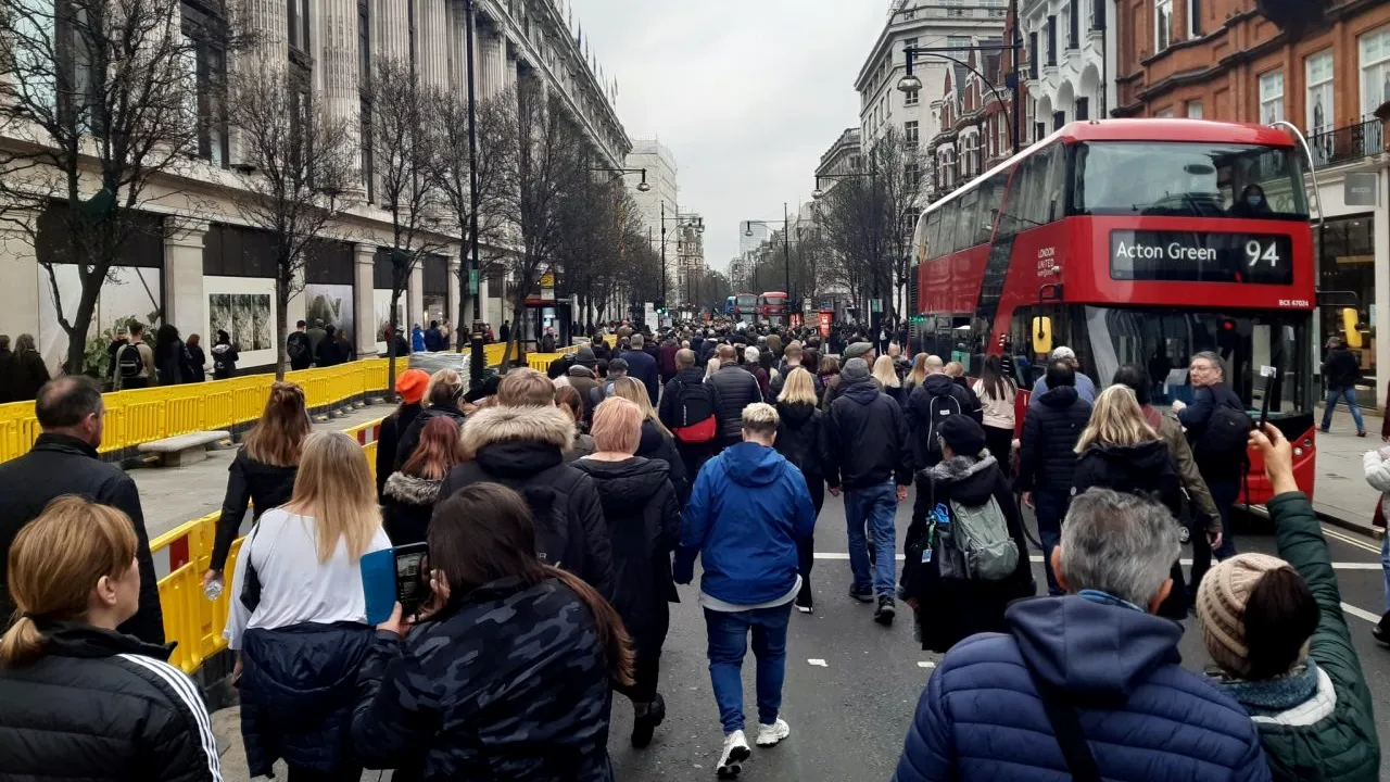 Europa se ridică împotriva autorităților! Lupte de stradă la Londra, cu zeci de persoane arestate! Polițiști bătuți măr! - VIDEO