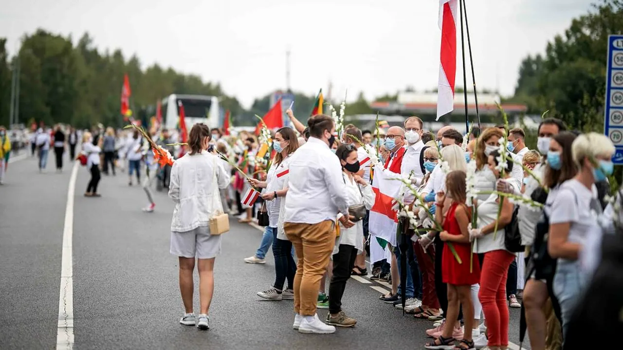 Lanț uman pe o distanţă de 34 de kilometri în sprijinul protestatarilor din Belarus. Zeci de mii de oameni s-au unit împotriva lui Lukașenko