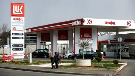 LUKOIL își vinde activele internaționale. Sancțiunile lui Trump ar putea forța compania rusă să plece din România. Carburanții riscă să se scumpească