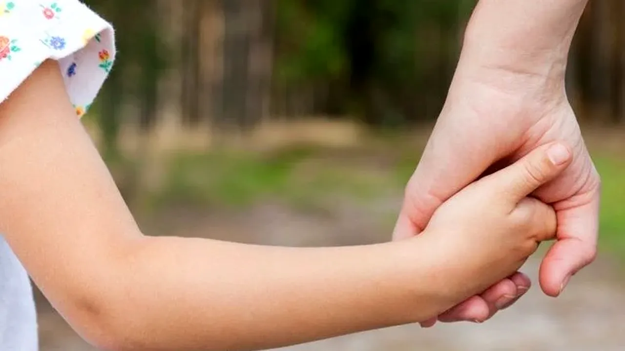 Câți bani ia, de fapt, un ASISTENT MATERNAL în România. Tot ce trebuie să știi: acte necesare și de ce curs ai nevoie