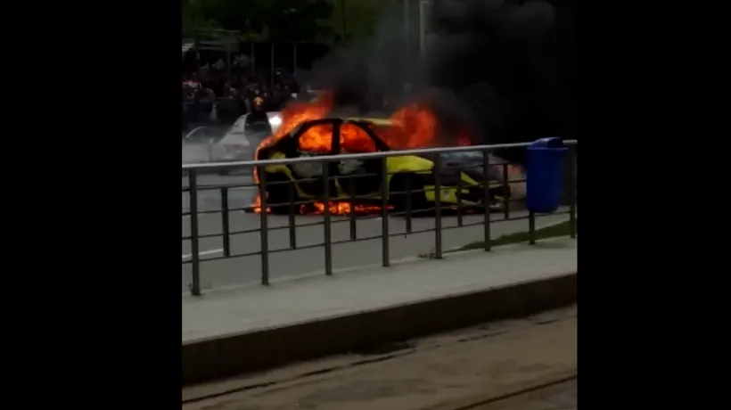 Un taximetrist din Capitală și-a dat foc la mașină pentru că fusese amendat