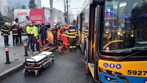 Accident tragic în Ploiești. Un bărbat a fost prins sub troleibuz