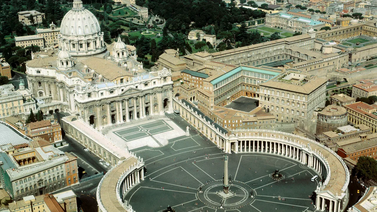Anchetă la Vatican: Un cardinal ar fi folosit banii unui spital pentru 
