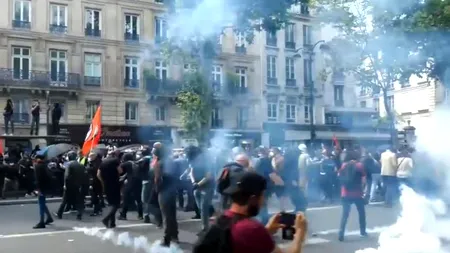 Incidente violente la Paris, de Ziua Națională a Franței. Un protest al medicilor s-a transformat într-o bătaie generală cu forțele de ordine (VIDEO)