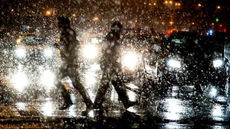 VREME RECE la început de săptămână. Luni și marți, lapoviță și ninsoare în Capitală. Când vor CREȘTE temperaturile