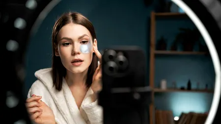 AVERTISMENT din partea dermatologilor. Cât de periculoase sunt trendurile de îngrijire a pielii promovate de influenceri