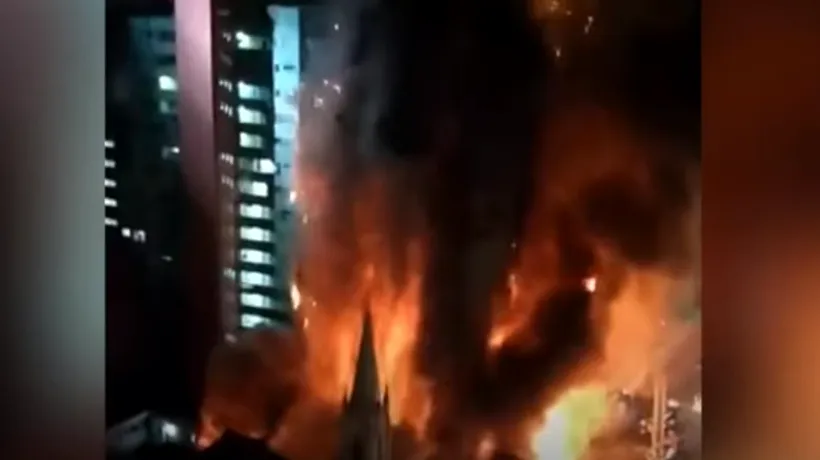 Momentul în care un bloc de 26 de etaje, cuprins de flăcări, se prăbușește. VIDEO