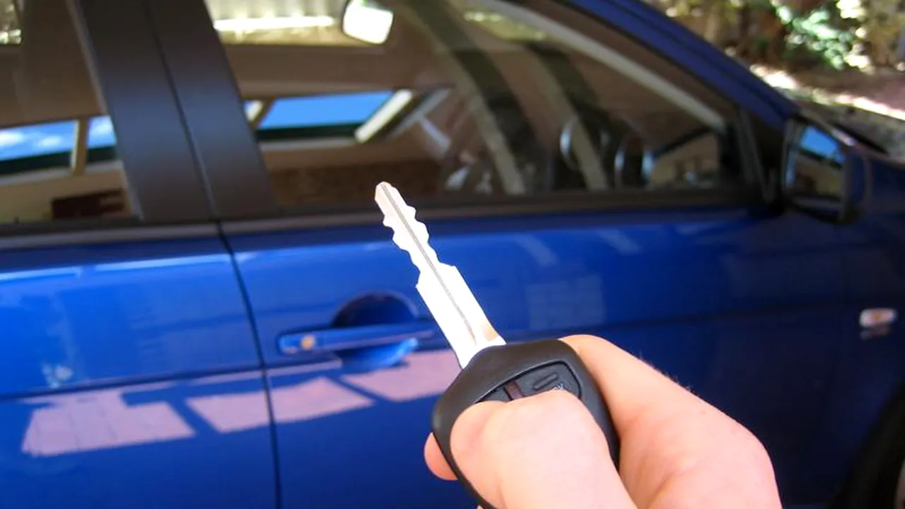 Ce a pățit un bucureștean care și-a lăsat CHEIA de rezervă în torpedoul mașinii. Autoturismul era parcat pe o stradă din Sectorul 5