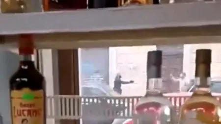 VIDEO | Scene terifiante în fața unei sinagogi din Torino. Un islamic nord-african a creat panică cu un cuțit, înainte de a fi „curentat” de poliție